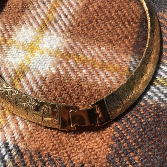 Stunning embossed Gold Plated Choker - Picture 7 of 7